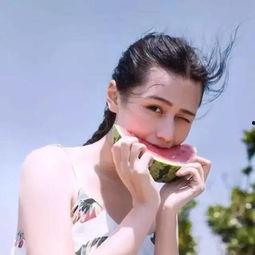 吃拉瓜的视频女生图片,美女生动演绎拉瓜美味瞬间